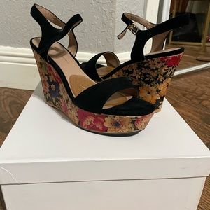 Black/floral wedge